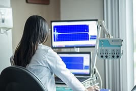 Visas de Nueva Zelanda requisitos de salud pruebas medicas, medico analizando datos de pruebas médicas